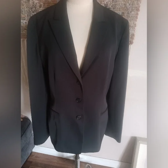 Tahari Women's 3 Button Black Long Blazer Jacket Size 12 EUC - Picture 1 of 7